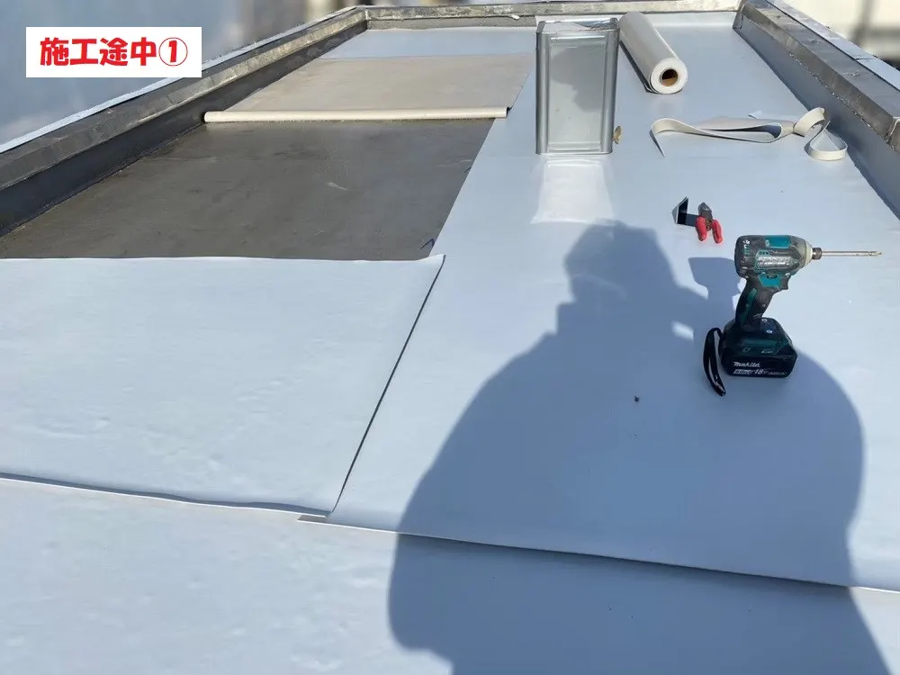 大阪市淀川区 Ｓ会社様の塔屋シート防水工事・施工中の写真